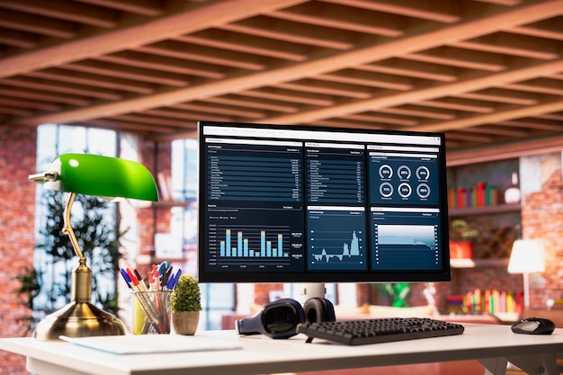 Interfaz de usuario de software financiero en la pantalla de la PC en el escritorio de la oficina del apartamento