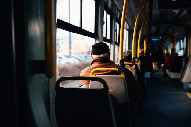 Interior de un autobús urbano con rieles de sujeción amarillos