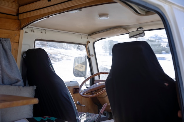 Foto gratuita interior de autocaravana durante el invierno