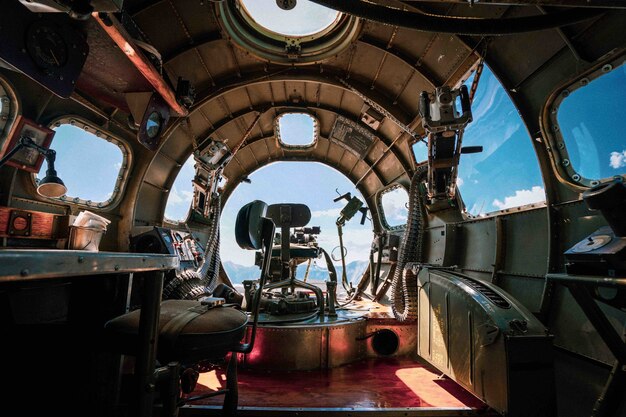 Interior de un avión bombardero B-17 de la Segunda Guerra Mundial en una base aérea