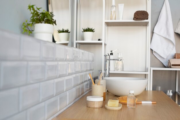 Interior del baño y productos cerca del lavabo.