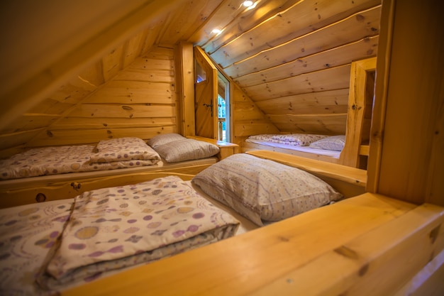 Interior de una cabaña de madera en el lago Bloke, Nova Vas, Eslovenia