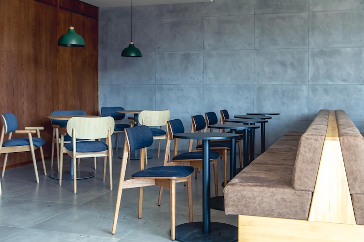 Foto gratuito interior de una cafetería moderna con sofás, sillas y mesas