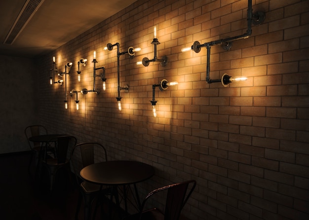 Interior de una cafetería con paredes de ladrillo.