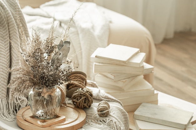 Interior de la casa con libros y flores secas.