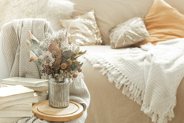 Interior de la casa con libros y flores secas.