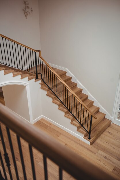 Interior de la casa con piso de madera y escalera