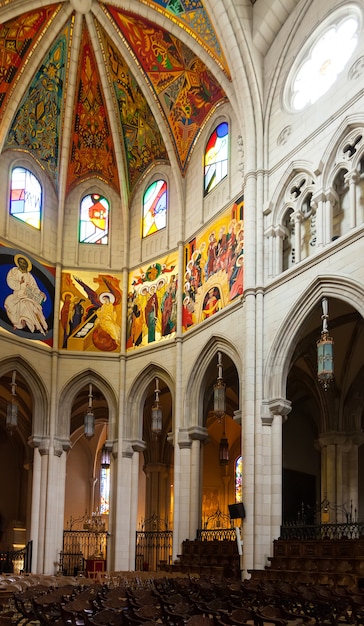 Foto gratuita interior de la catedral de la almudena