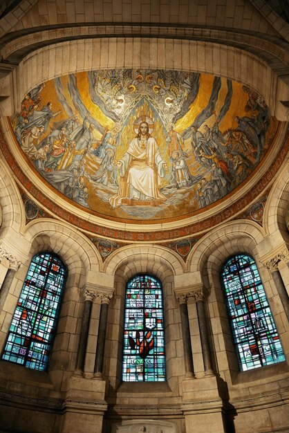 Interior de la catedral de Sacre Coeur en París, Francia.