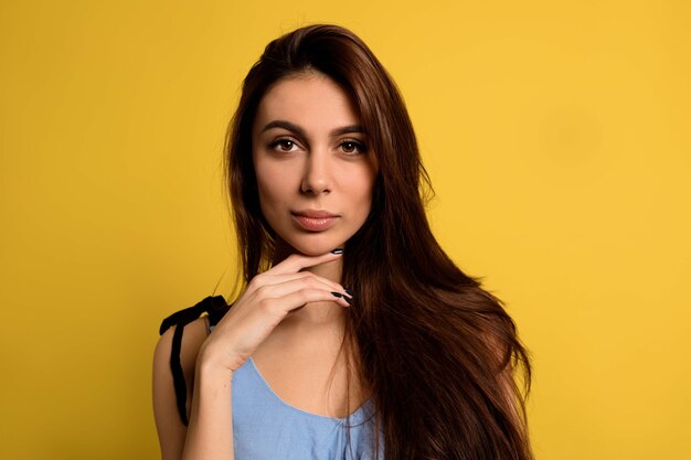 Interior de cerca retrato de maravillosa mujer atractiva con ojos grandes, cabello castaño posando