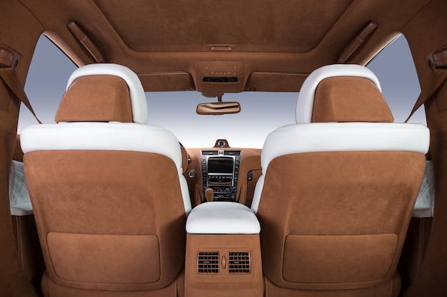 Interior del coche de lujo en colores marrón y blanco.