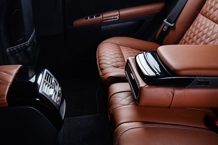 Foto gratuito interior del coche de lujo en colores marrón y negro.