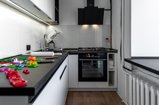 Interior de cocina con cortadores de galletas para cocinar galletas