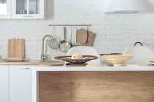 Foto gratuita interior de cocina escandinava con estilo moderno con accesorios de cocina.