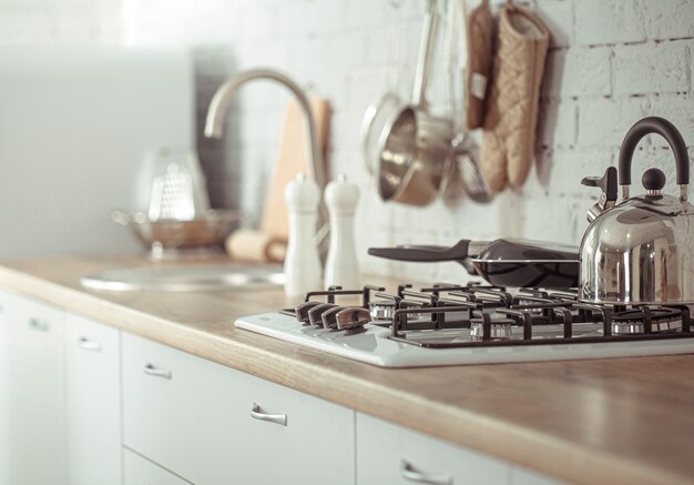 Interior de cocina escandinava con estilo moderno con accesorios de cocina.