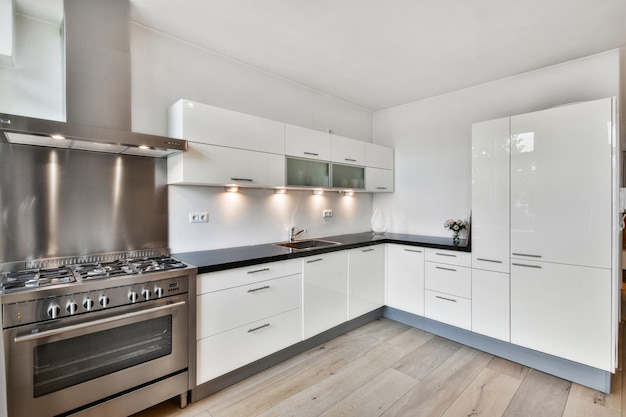 Interior de cocina moderna en colores blancos