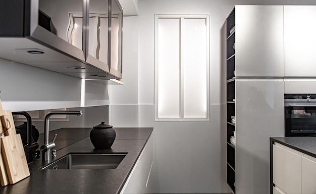 Interior de una cocina moderna en un estilo minimalista