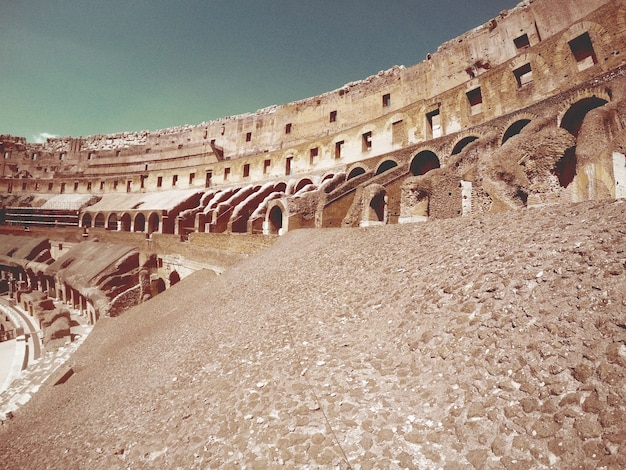 Foto gratuita interior del coliseo romano sobre un barandilla