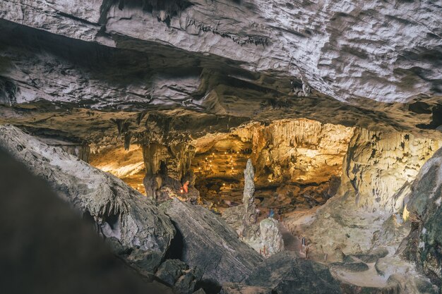 El interior de la cueva de Ha Long, bahía de Ha Long