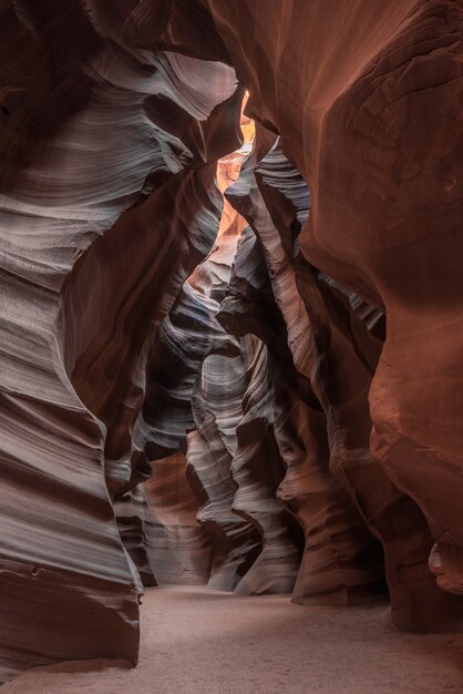Interior de una cueva con hermosas texturas en Antelope Canyon, EE.UU.