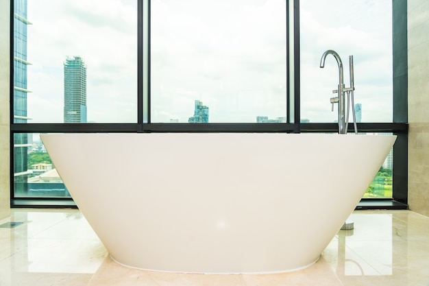 Interior de la decoración de la bañera vacía blanca de lujo hermoso del cuarto de baño