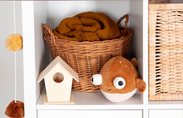 Interior de la decoración de la habitación de los niños con juguetes.