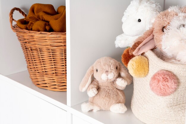 Interior de la decoración de la habitación de los niños con juguetes.