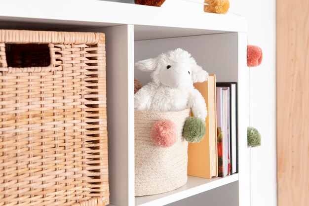 Interior de la decoración de la habitación de los niños con juguetes.