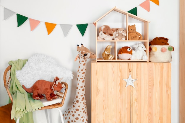 Interior de la decoración de la habitación de los niños con juguetes.