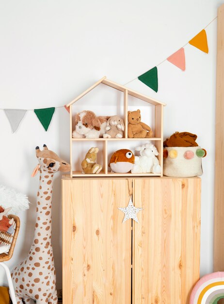 Interior de la decoración de la habitación de los niños con juguetes.