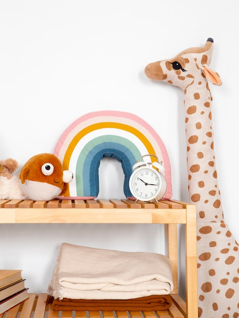 Foto gratuita interior de la decoración de la habitación de los niños con juguetes.