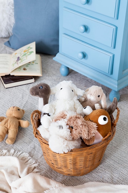 Foto gratuita interior de la decoración de la habitación de los niños con juguetes.