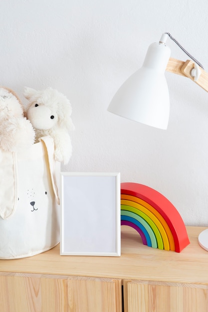 Interior de la decoración de la habitación de los niños con juguetes.