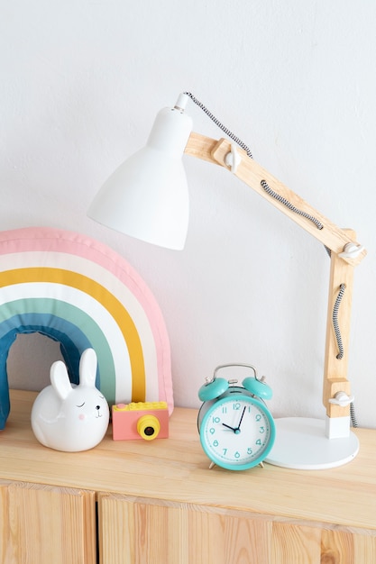 Interior de la decoración de la habitación de los niños con juguetes.