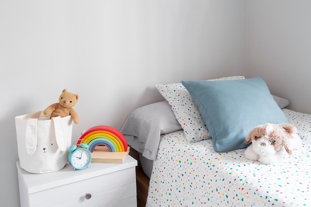 Interior de la decoración de la habitación de los niños con juguetes.