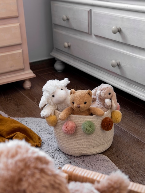 Interior de la decoración de la habitación de los niños con juguetes.