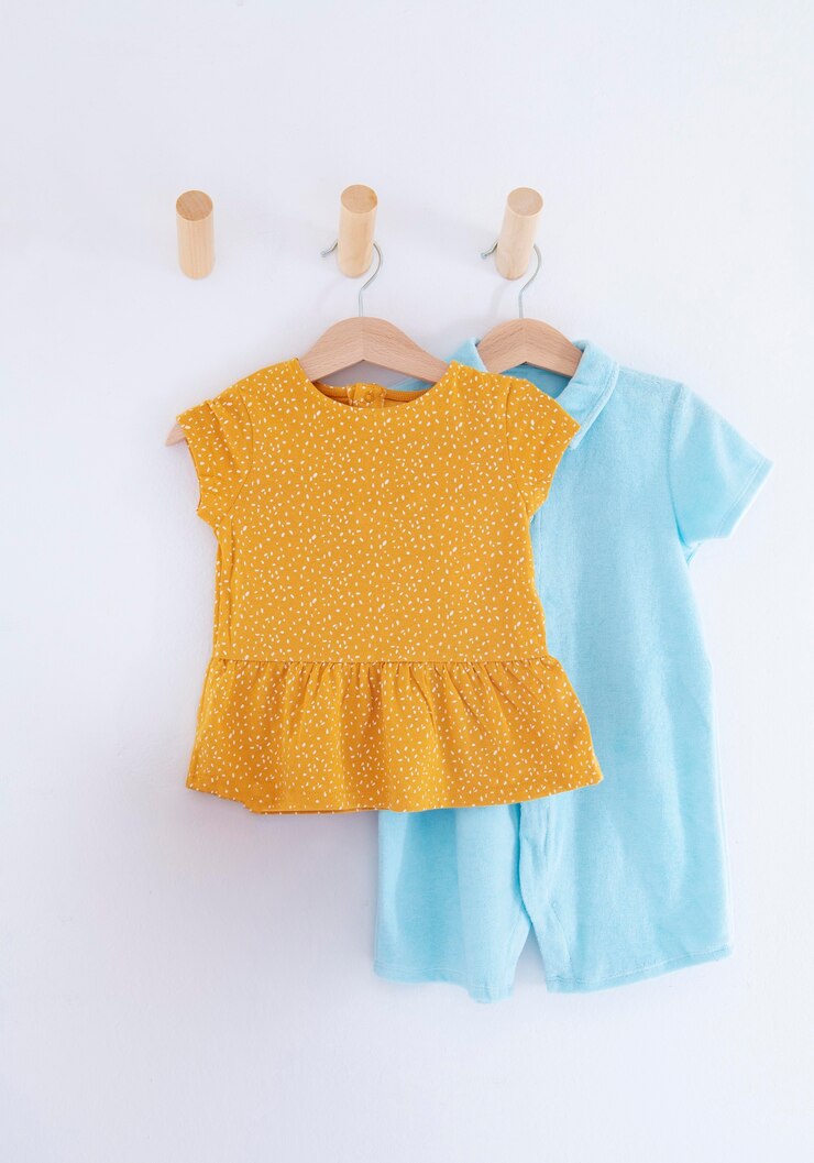 Foto gratuito interior de la decoración de la habitación de los niños con ropa.