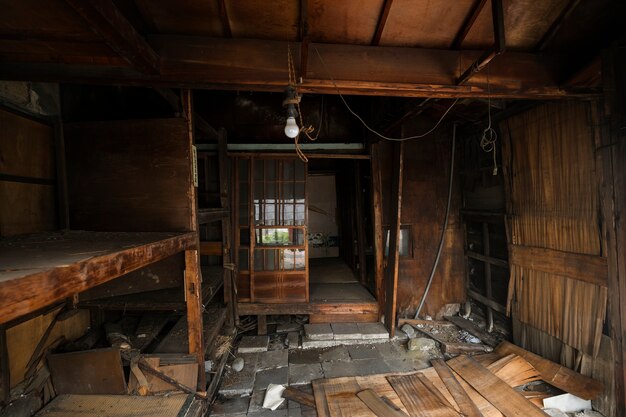 Interior desordenado de la casa abandonada