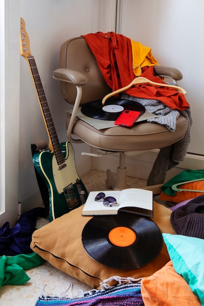 Foto gratuita el interior desordenado lleno de ropa