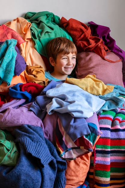 El interior desordenado lleno de ropa