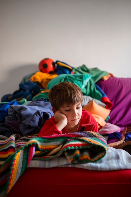 El interior desordenado lleno de ropa