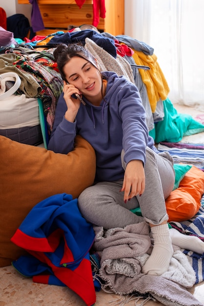 Foto gratuita el interior desordenado lleno de ropa