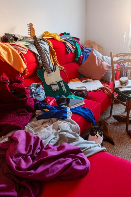 El interior desordenado lleno de ropa