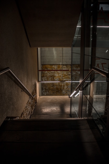 Interior del edificio con escaleras