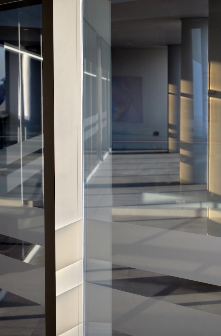 Foto gratuito interior de un edificio moderno con ventanas de vidrio y ambiente blanco