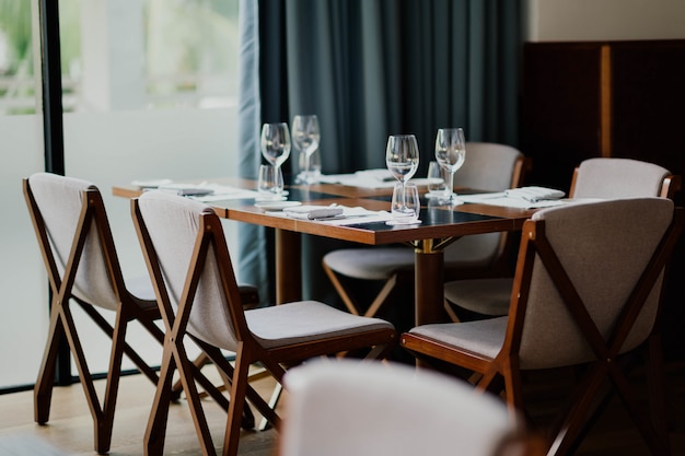 Interior con elegantes mesas y sillas de madera.