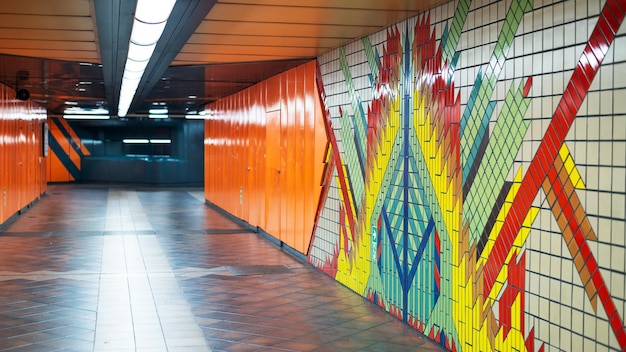 Foto gratuita interior de una estación de metro en berlín, alemania