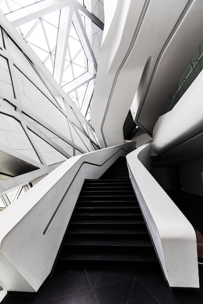 Foto gratuita interior futurista de una de las arquitecturas en guangzhou, china.