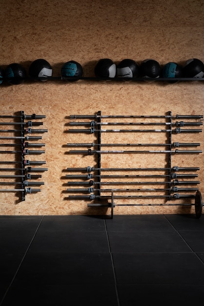 Interior de gimnasio con bolas y barras.