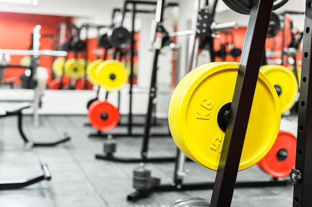 Interior de gimnasio con equipamiento.